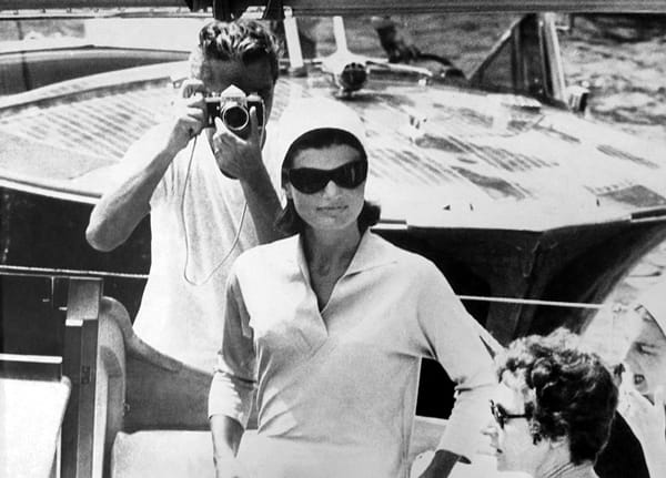 Eddig soha nem látott fotók kerültek elő a strandoló Jackie Kennedyről