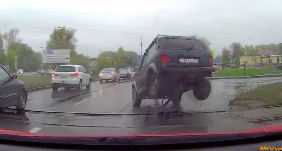 Itt a bizonyíték: a Lada Niva sem elpusztíthatatlan – videó