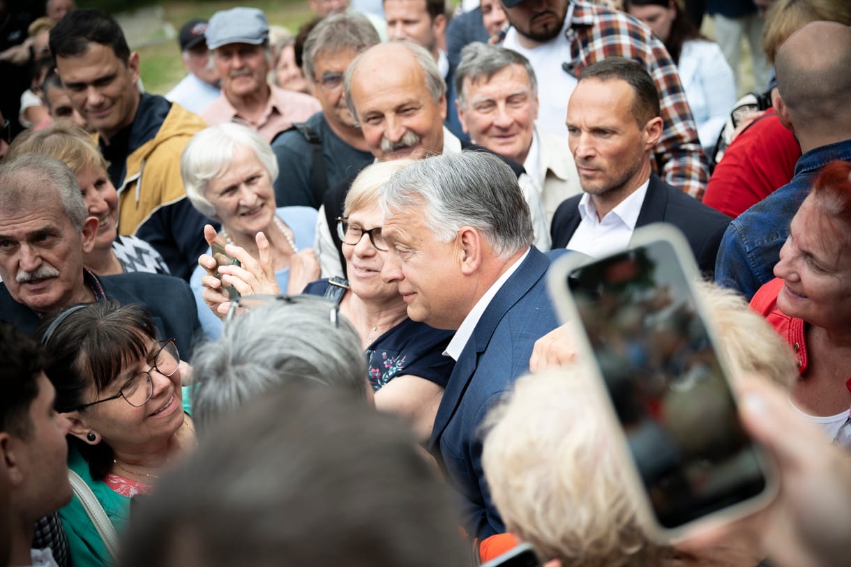 Orbán megint szűk körben kampányolt, szerinte „aki fizet, az rendeli a zenét”