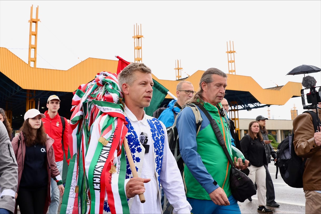 Magyar Péter megérkezett Romániába: „Nem szavazatokért jöttünk, hanem, hogy lemossuk a gyalázatot, mert a miniszterelnök szembe köpte a határon túli magyarokat”