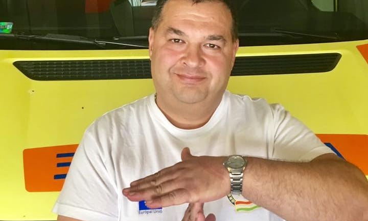 A buszmegállóból is a mentőst tapsolták, aki segített elindulni egy tanulóvezetőnek
