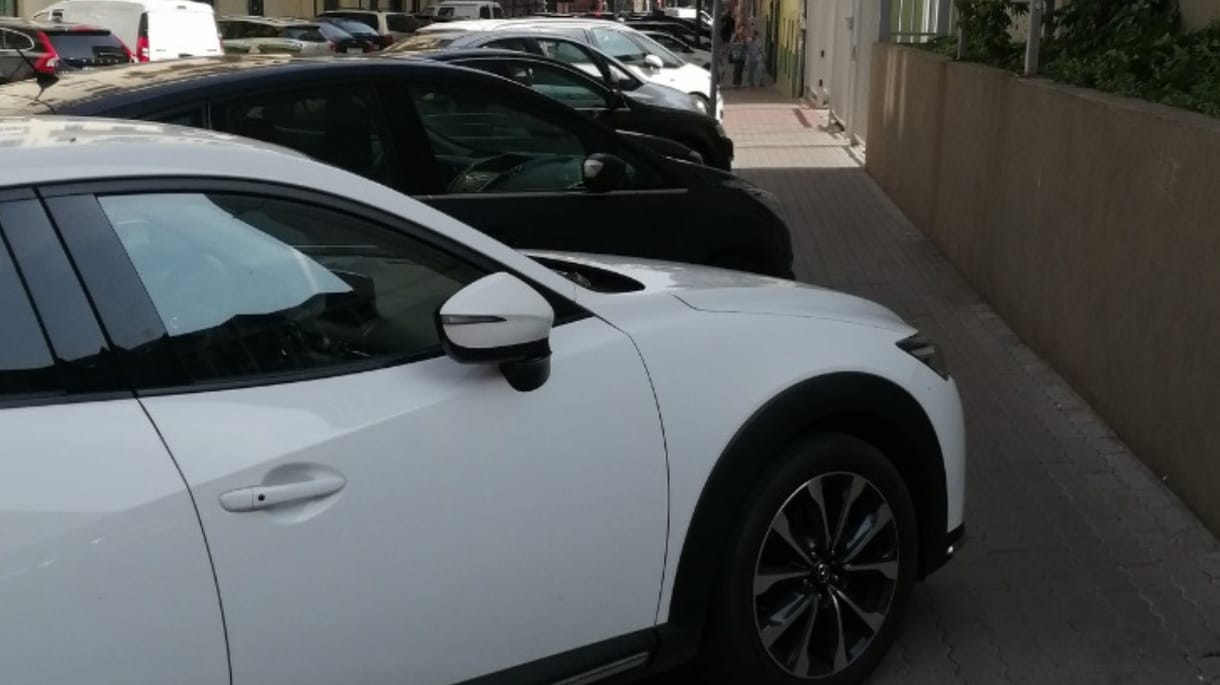 „Nem sikerült a vonalon belül maradnod? Gyakorolj ezen a katicás színezőn” – üzeni autókra ragasztott matricákkal egy civil csapat