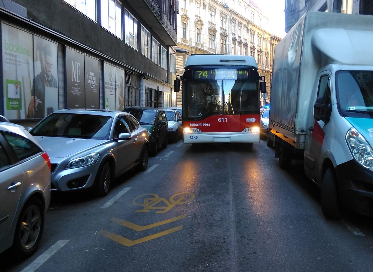 Akikre büszkék vagyunk: ma ki miatt kellett elterelni a 74-es trolit? (Fotó)