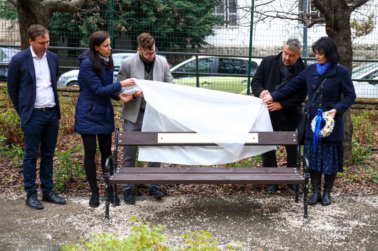 Átadták a 32-esek terén halálra gázolt nő emlékpadját