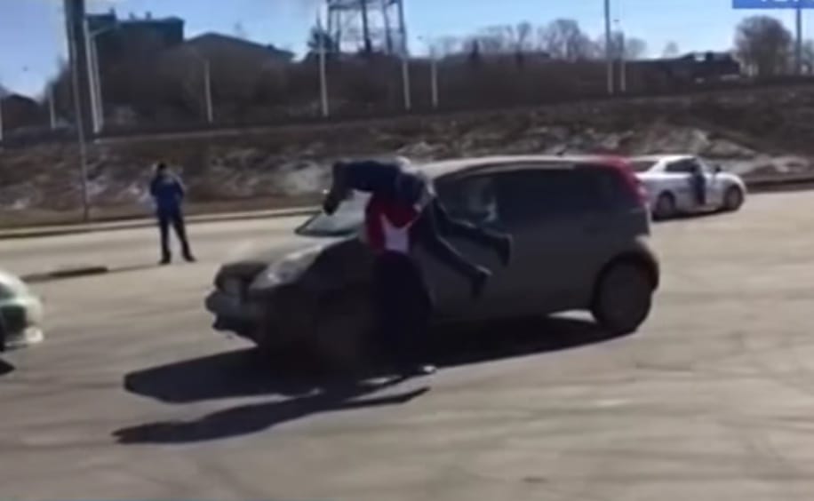 Csúnyán ráfázott a sofőr, aki Szibéria legerősebb nőjébe kötött bele – videó