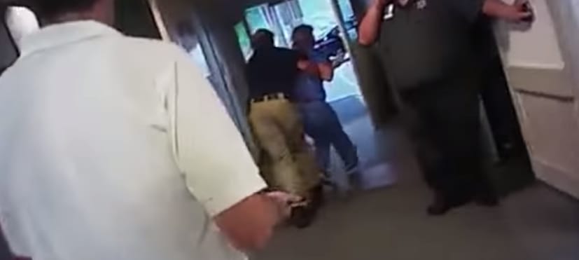 Kirúgták a rendőrt, aki brutálisan megbilincselt egy nővért Utahban
