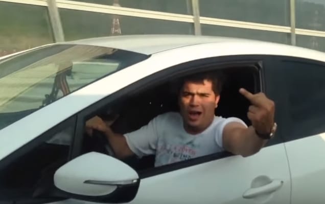 Percekig csak nevetni fog, ha meglátja, hogyan állt bosszút a sors a keménykedő autóson – videó