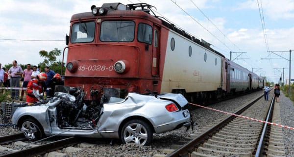 Vonat trancsírozott össze egy Bentley-t Romániában – fotók