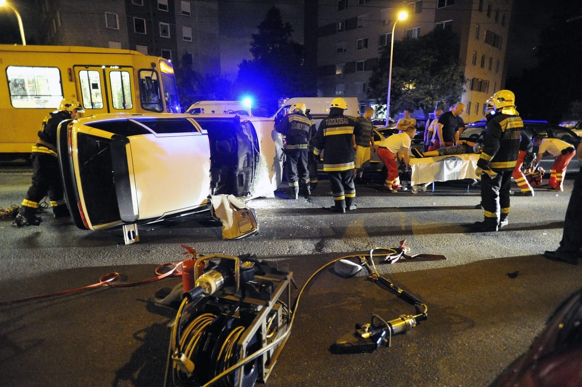 Fotók: súlyos baleset történt este a fővárosban
