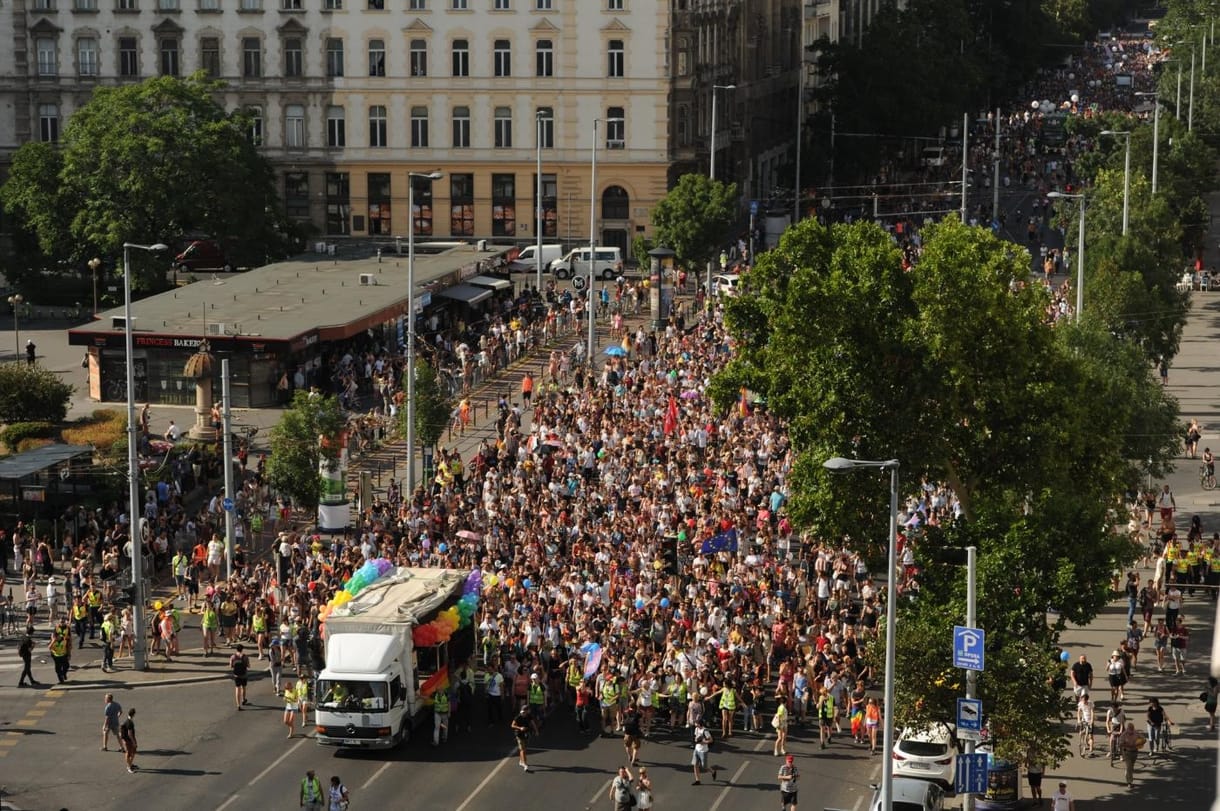 Rengetegen vonultak az idei kordonmentes Pride-on