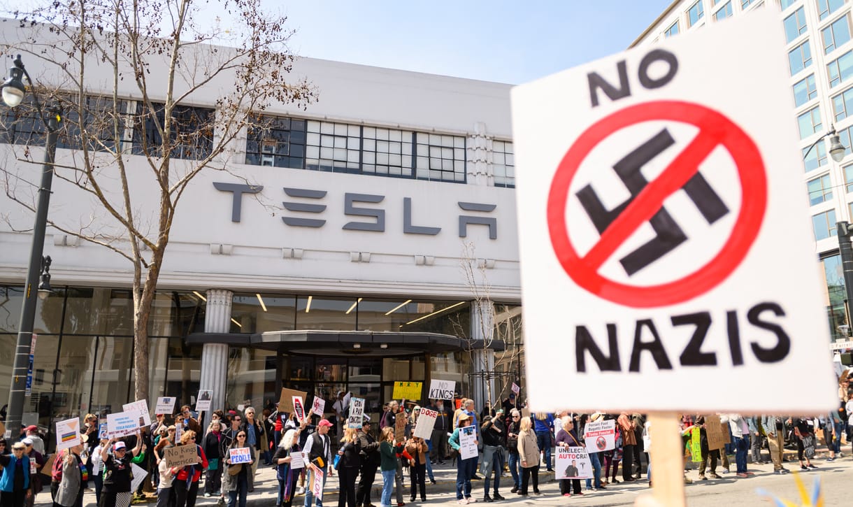 Elon Musk „náci autói” ellen tüntettek több amerikai államban
