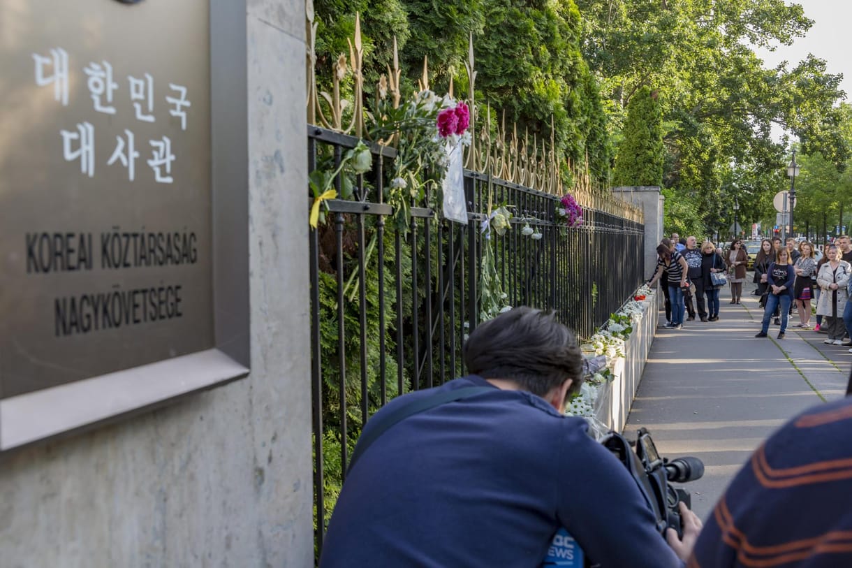 Fotók: Gyertyagyújtással emlékeztek a hajóbaleset áldozataira a Koreai Nagykövetségnél
