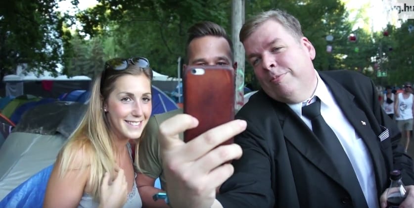 Videó: Schmuck Andor nőt keresett a Szigeten, de férfiak rohanták le