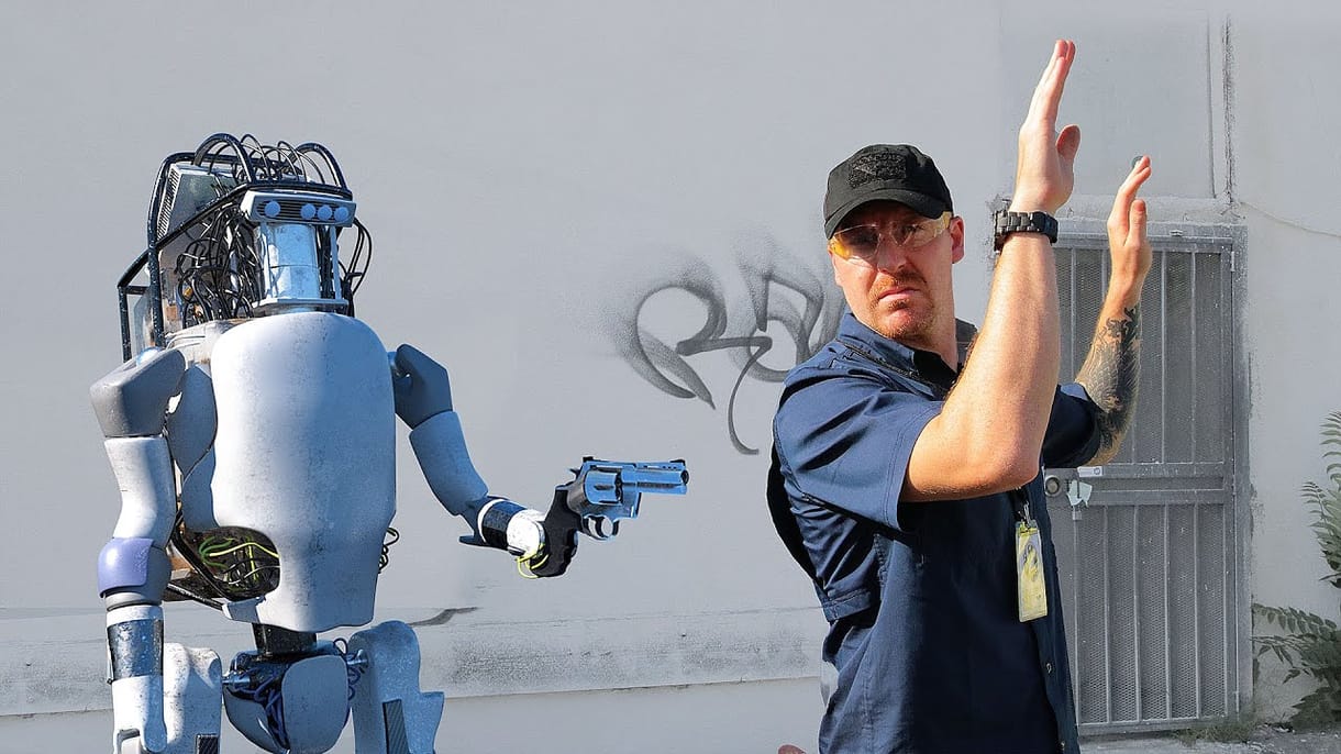 Nyugalom, a robot (még) nem tud pisztolyt rántani a támadójára