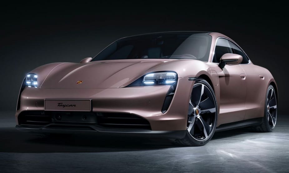 Inkább egy Porsche Taycannal autózik Lewis Hamilton?