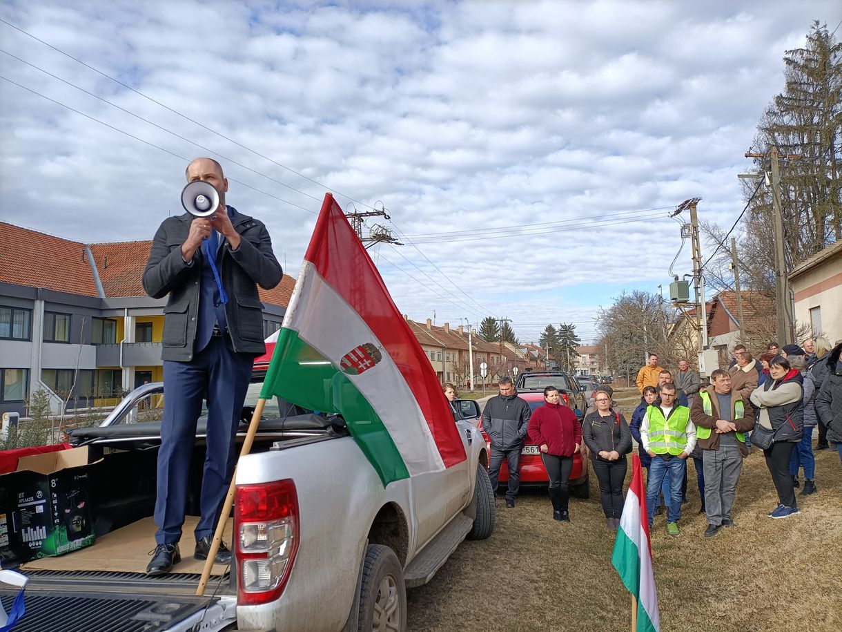 „Lehúzza a zsebét a pénz biztos” – videó a termelők mélykúti tüntetéséről, ahova az egész agrártárca levonult