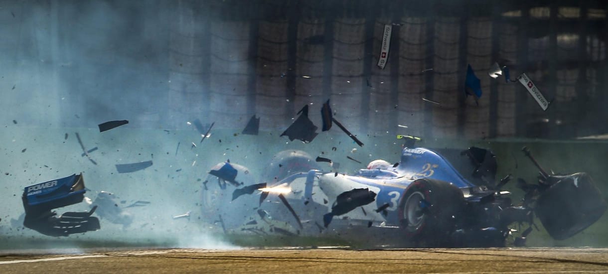 Fotók: A Sauber versenyzője a falnak ütközött