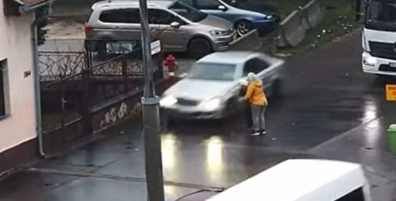 Videó: A járdán száguldott végig a dugó miatt egy Mercedes Soroksáron 