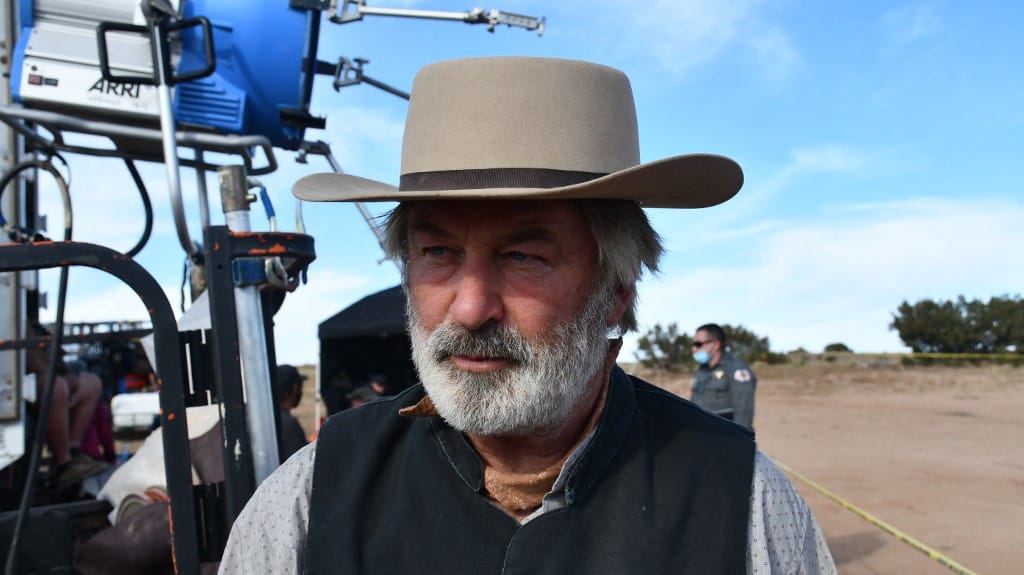 Kijött az első előzetes Alec Baldwin elátkozott westernfilmjéhez