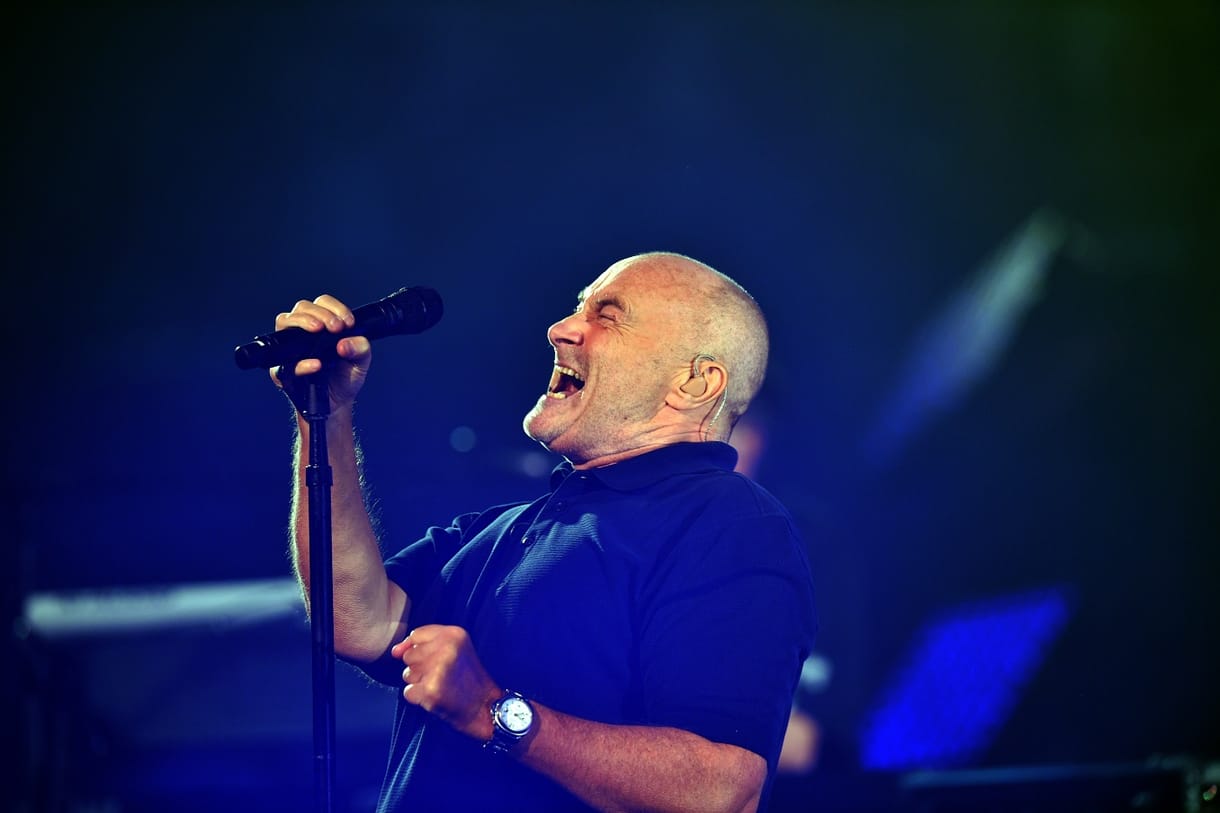 Nincs jól Phil Collins, egyik kezével már nem tudja megtartani a dobverőt