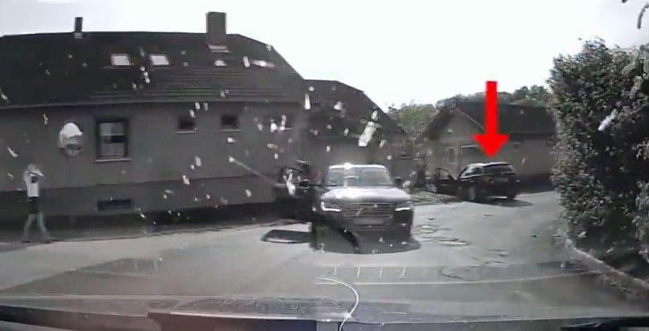 150-nel húzott el az autós a rendőrautó mellett, majd karambolozott – videó 