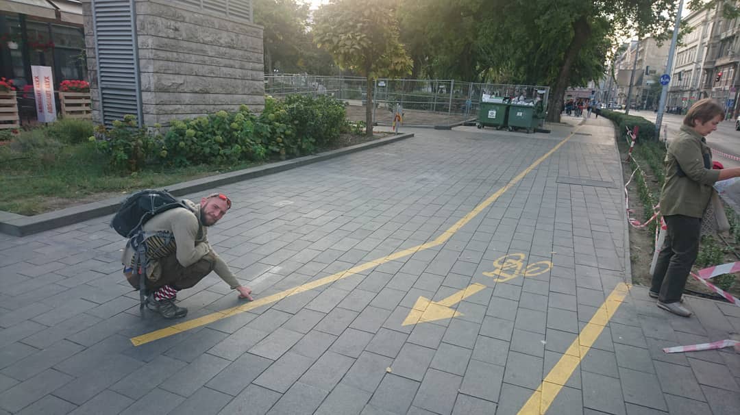 Már el is tüntették a mélygarázs mellé, a keskeny járdára felfestett parkolóhelyeket