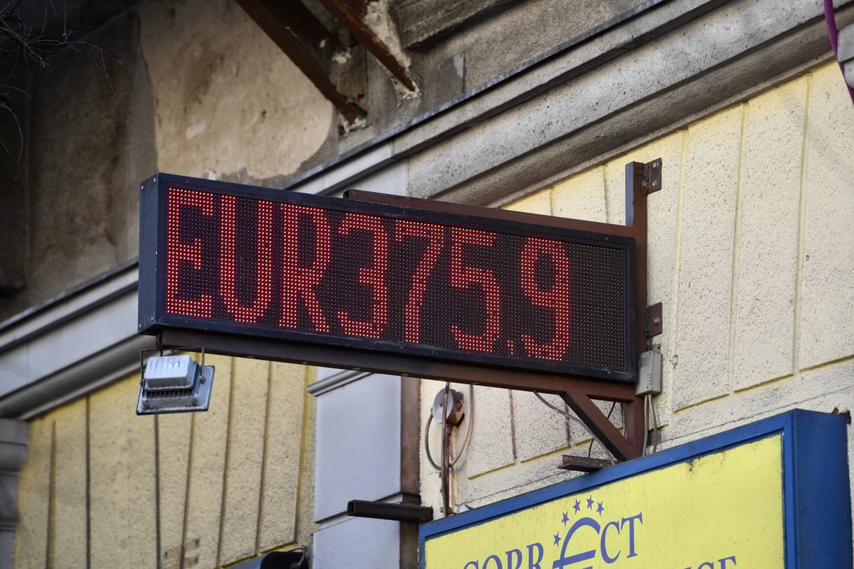 Szabadesésben a forint