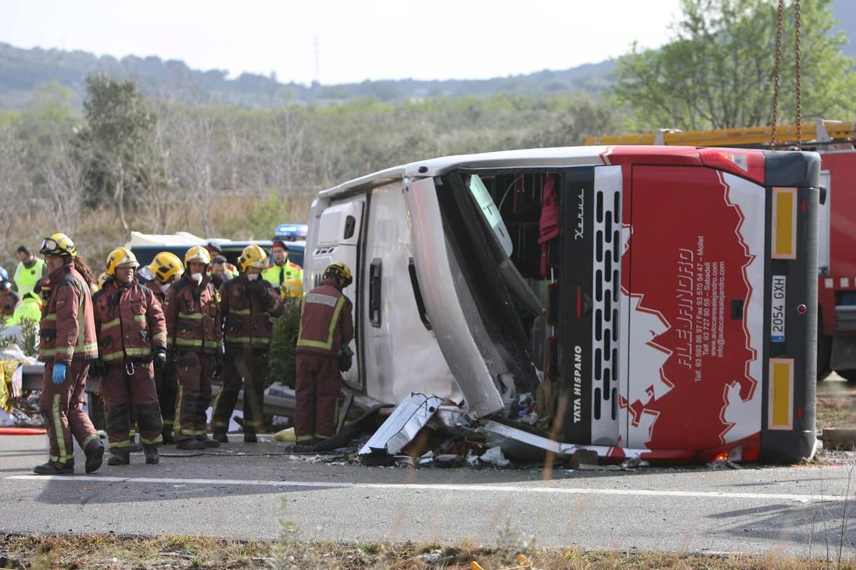 Elaludhatott a sofőr, ezért halt meg 13 egyetemista