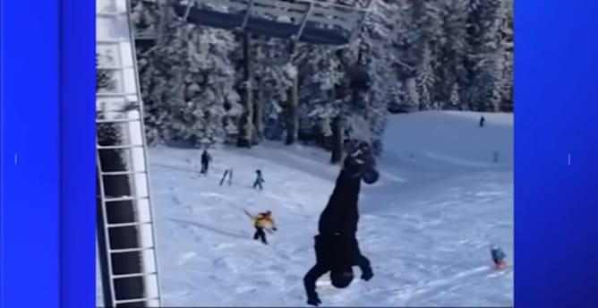 Rémálom a síliften: fejjel lefelé lógott a snowboardos - videó