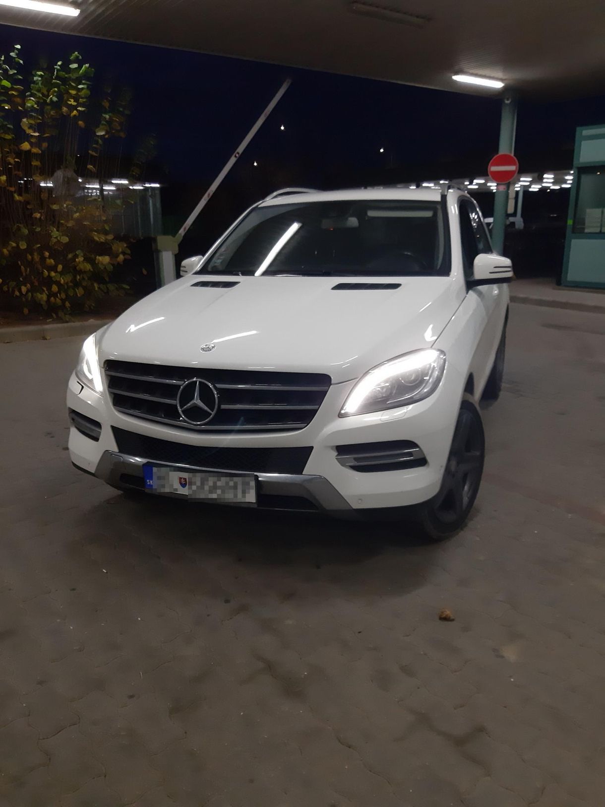 Lopott luxus Mercedes akadt fenn Beregsuránynál