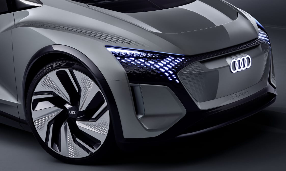 Gombnyomásra eltűnik a legújabb Audi kormánya