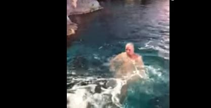 Cápák közé ugrott egy meztelen férfi (videó)