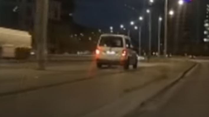 Sínautózott egy Volkswagen az Árpád hídon – videó