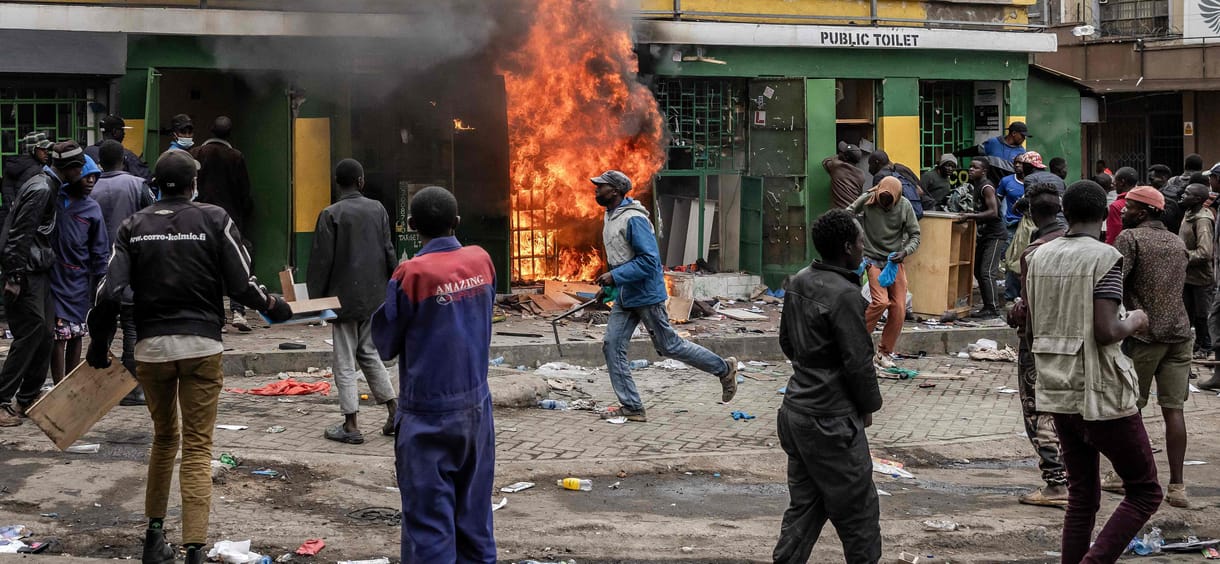 A kenyai elnök a nyugat kedvence, de a gazdasági válság miatt most lángra lobbant körülötte az ország