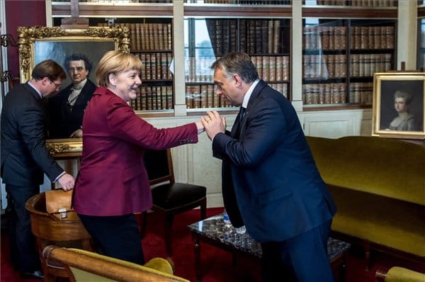 Fotó: Orbán nem akárkinek csókolt kezet Brüsszelben