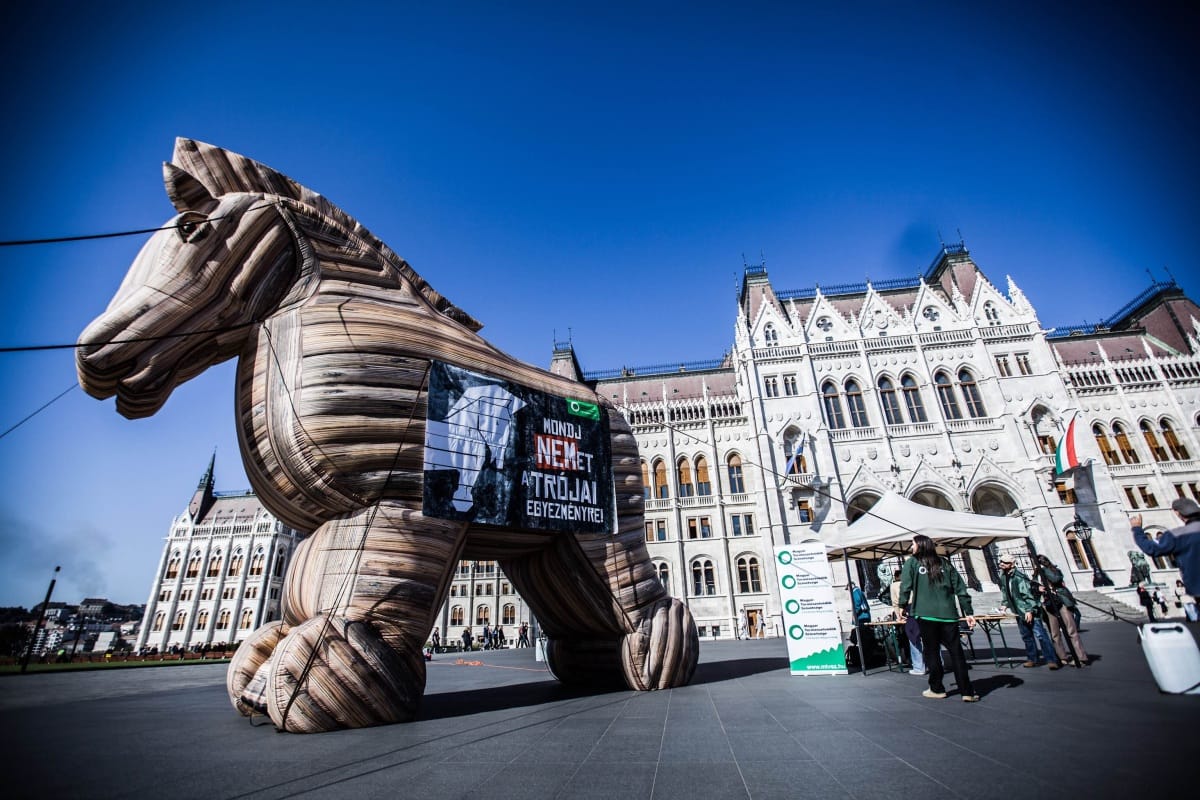 Fotók: Furcsa lényt vonszoltak a parlament elé