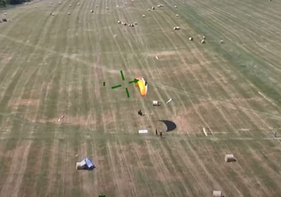 Videón, ahogy rendőrségi helikopterrel kényszerítenek földre egy siklóernyőst a Hármashatár-hegynél