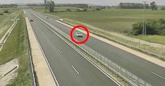 Videón a sofőr, aki a forgalommal szemben haladva okozott baleseteket a 85-ösön