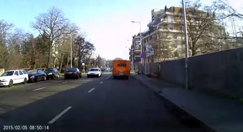 Kanyarodó sávon, zebrán és járdaszigeten át – így előznek Zuglóban?