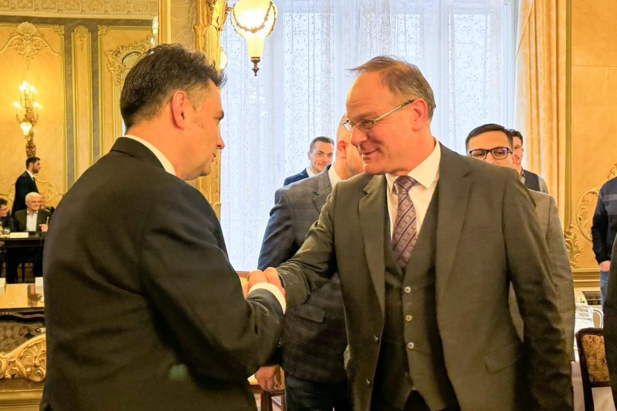 Fidesz-közeli lap hirdet százezrekért egy Navracsicsot gyalázó cikket a Facebookon