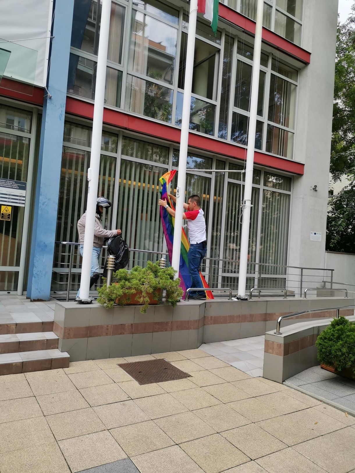 Novák Előd az újbudai városházáról is leszedte a szivárványos zászlót