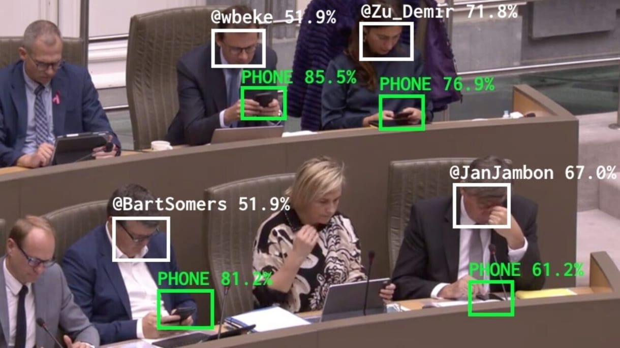 Arcfelismerő szoftver buktatja le a munka közben mobilozó politikusokat