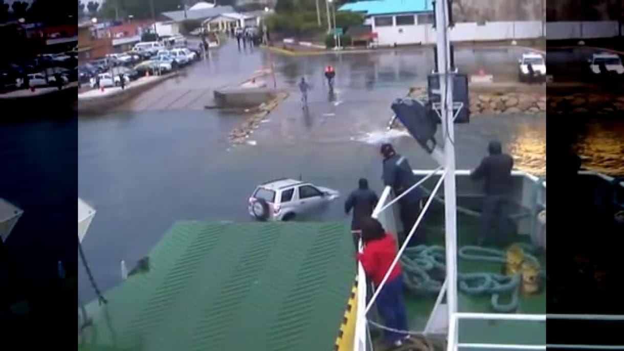 Videó: Felfoghatatlan, mit csinál ez az autós, aki a vízbe ugrat a kompról