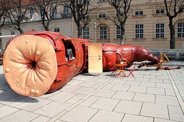 Bizarr építészet: Végbél Bár nyílt Bécsben