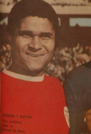Fekete limuzinnal vitték Eusebio koporsóját a stadionba