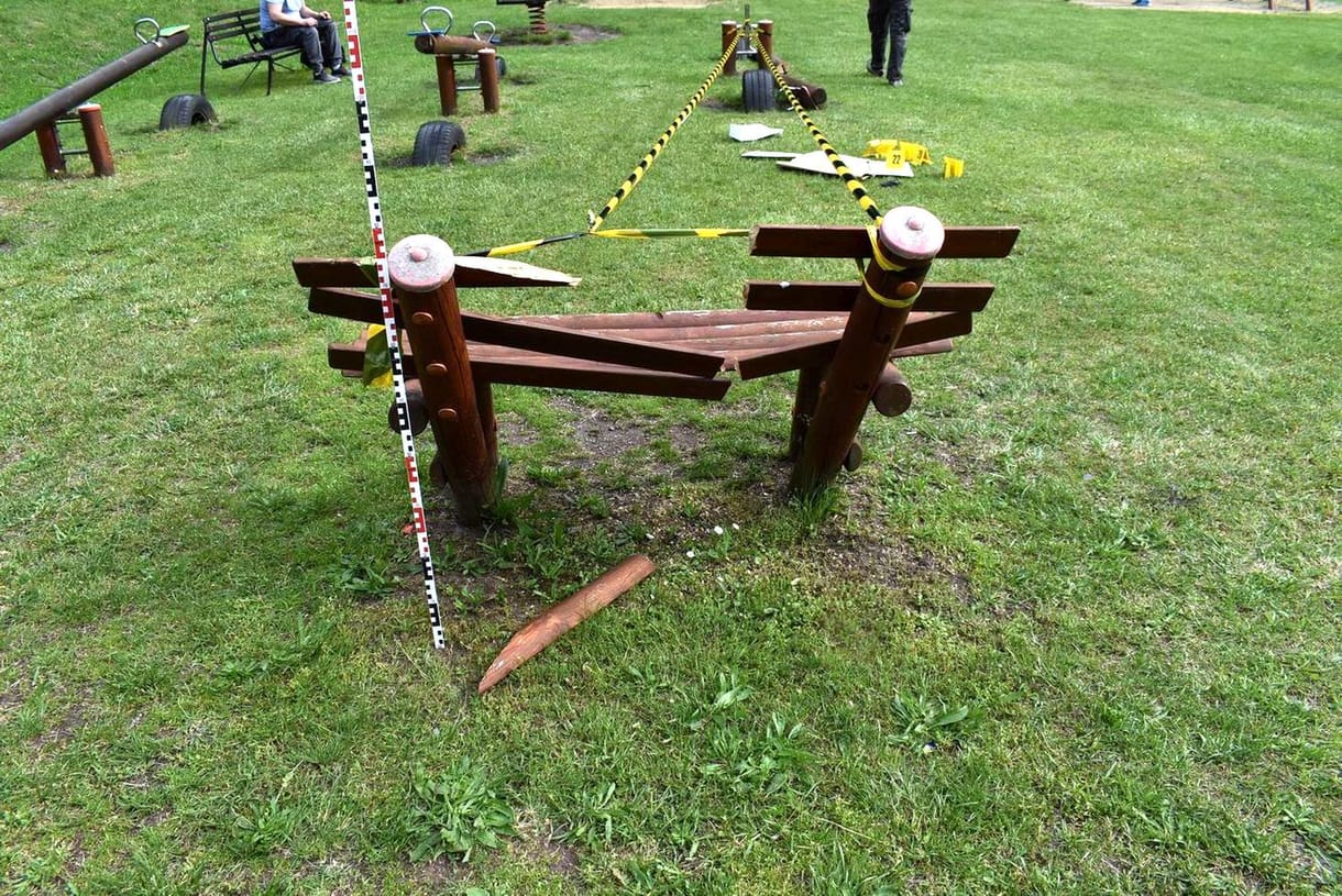 Színtiszta vandalizmus: egy salgótarjáni pár láncfűrésszel és bozótvágóval tett tönkre egy játszóteret