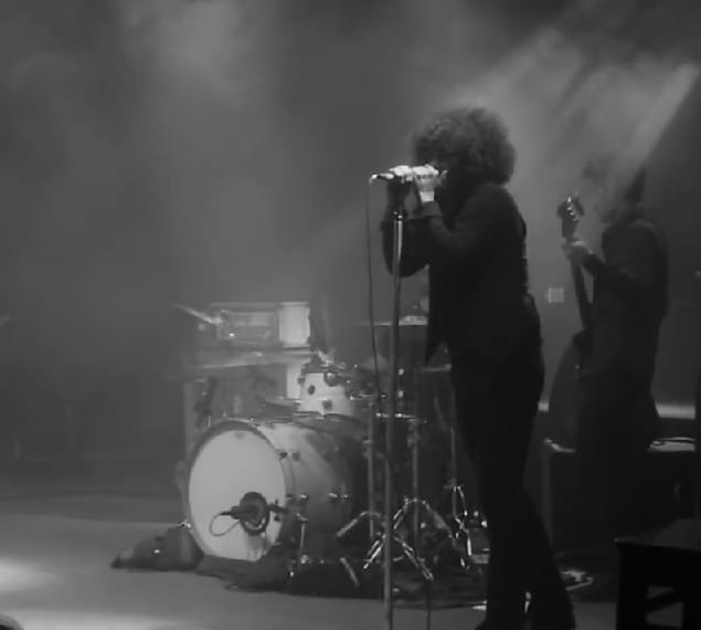 Tűzforró vizet locsolt a közönségre egy rockzenekar frontembere