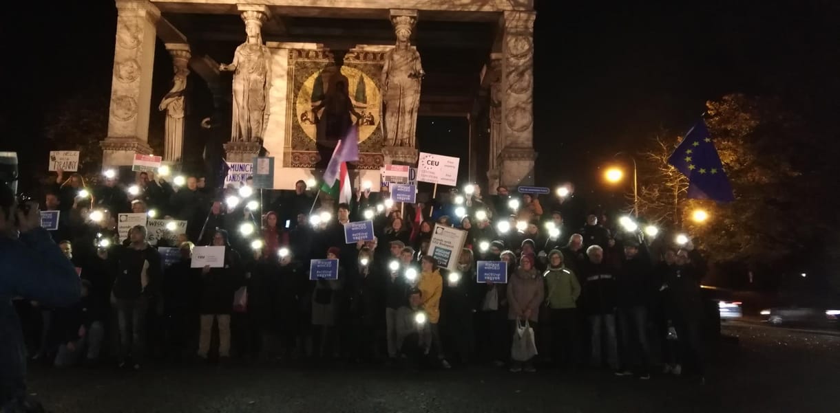 Több európai országban is a CEU-ért tüntetett a Momentum - fotók