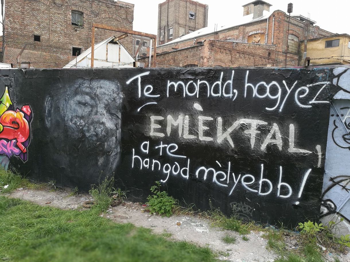 Összefogtak a rajongók a Bud Spencer-graffitiért