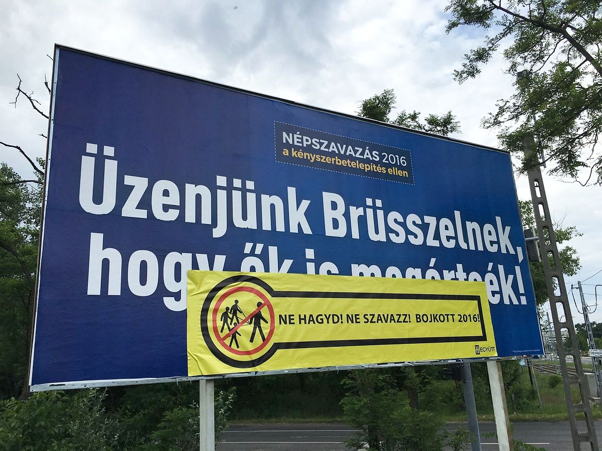 Fotó: Meghekkelte az Együtt a kormány kvótaellenes plakátjait